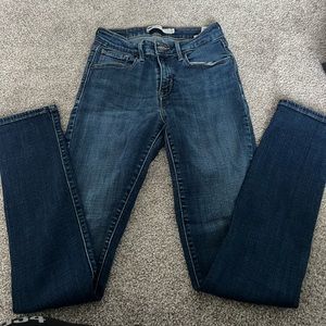Levi mid rise skinny Jean size 4